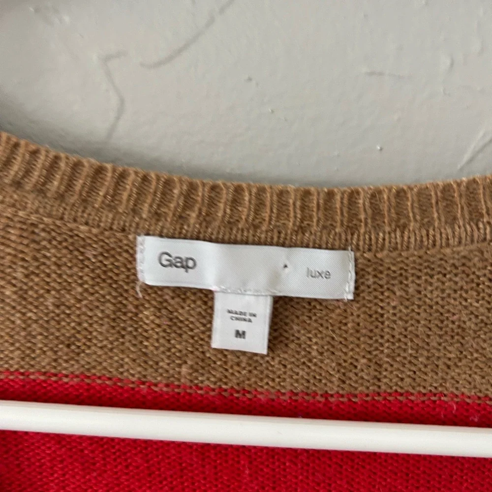 Gap Luxe Red and Tan V-Neck‎ Sweater Size Medium